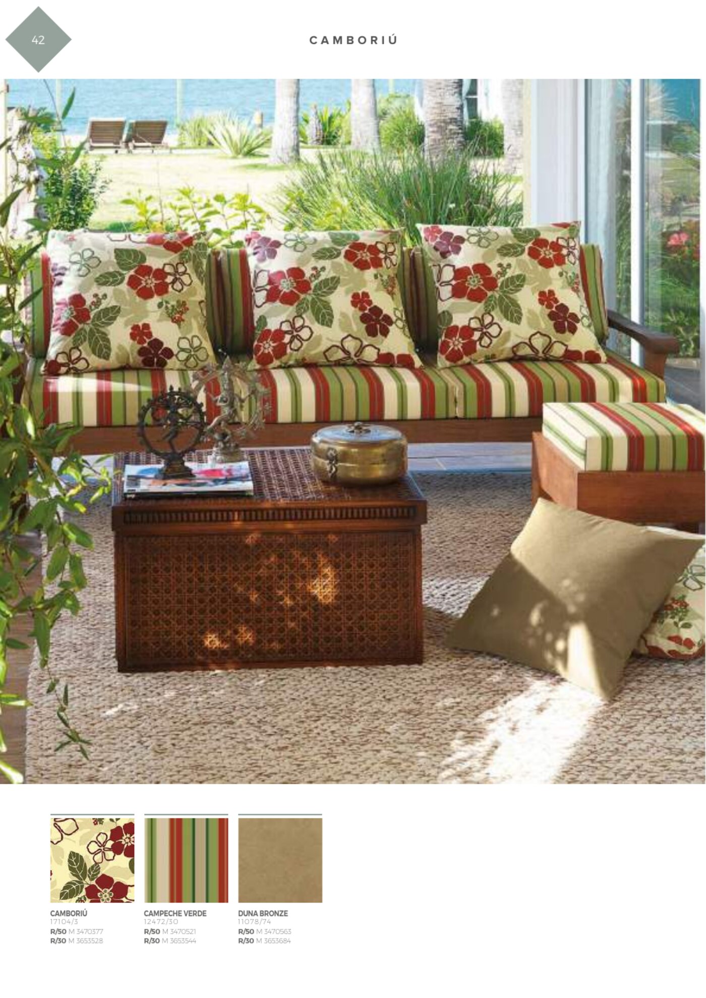 Sofá Acquablock estampa Camboriú floral verde-vermelho com almofadas listradas em varanda à beira mar