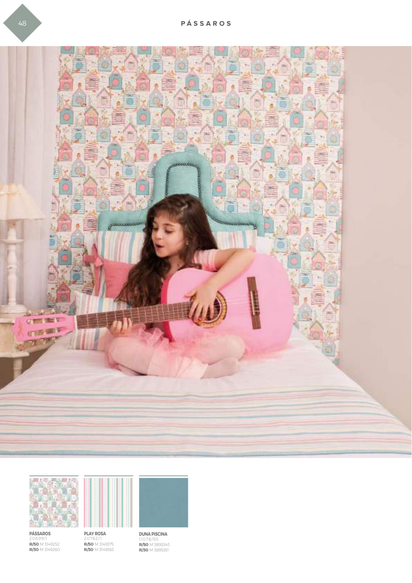 Quarto de criança com cabeceira e roupa de cama Acquablock estampa Pássaros em tons rosa e turquesa
