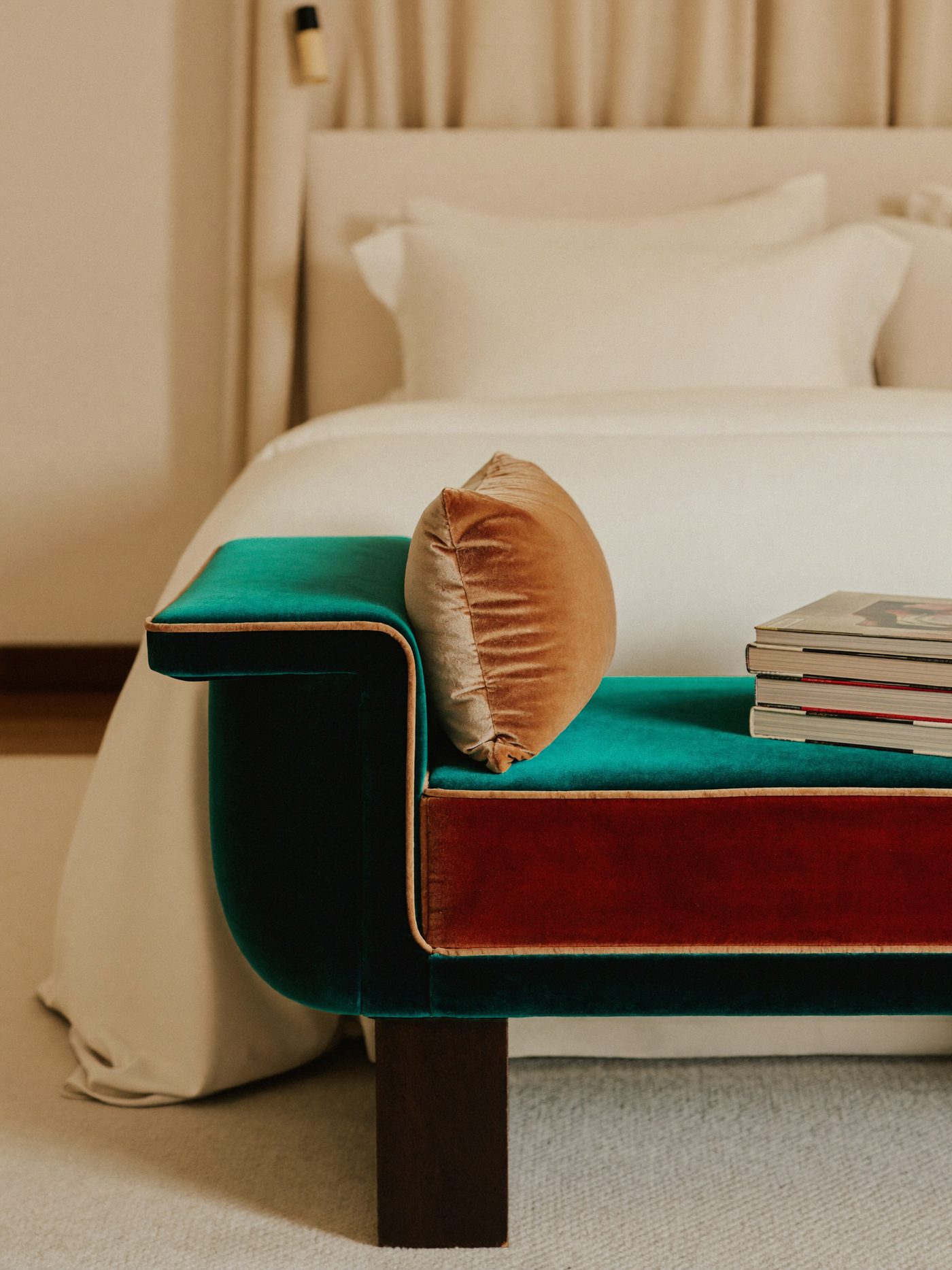 Banco em veludo Bahrein aos pés da cama em quarto elegante