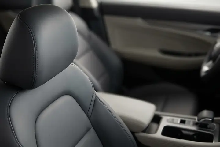 Banco de carro revestido em couro vegano