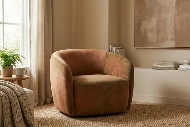 Poltrona estofada em tecido suede tom terroso numa sala aconchegante