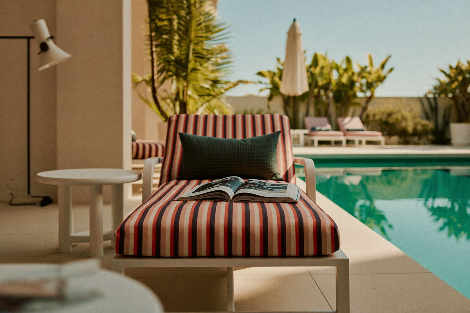Tecido Ibiza — Náutico furadinho, liso, cetim, linho, listras, ombrelone e sling — tudo pra área externa, piscina e barco.