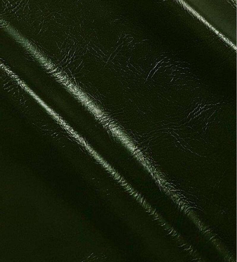 Close-up de couro sintético Kansas verde militar com reflexo e textura natural