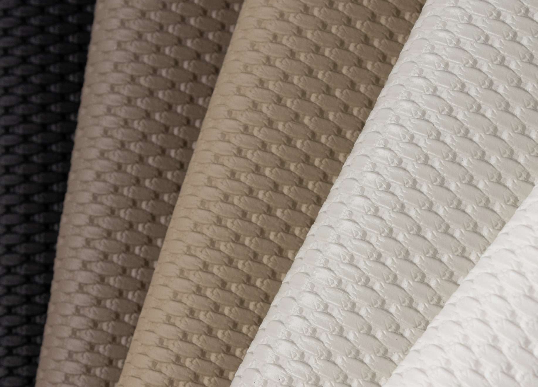 Tecido Marine Leblon — Tramado moderno que remete à fibra natural — 5 cores do off-white aos terrosos, com fechamento em preto.