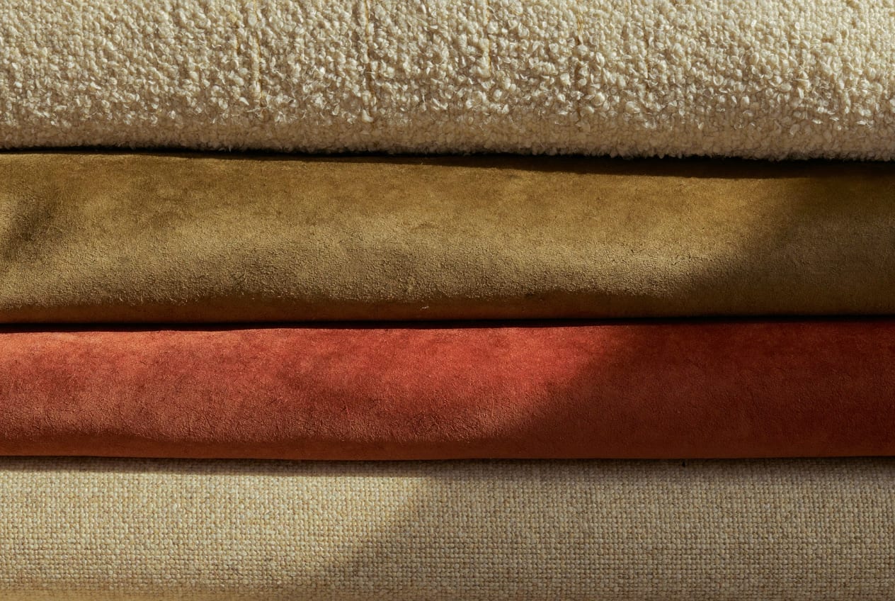 Camadas de tecidos para estofado em bouclé, suede e linho empilhadas
